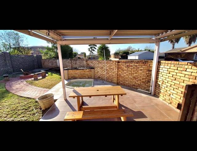 2 BEDROOM TOWNHOUSE FOR SALE IN HEUWELSIG ESTATE